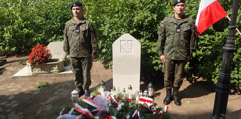 3 lata temu, z okazji 100 lecia urodzin Nowaka, na cmoentarzu w Mądrem odsłonięto tablicę pamiętkową na jego cześć Fot. IPN