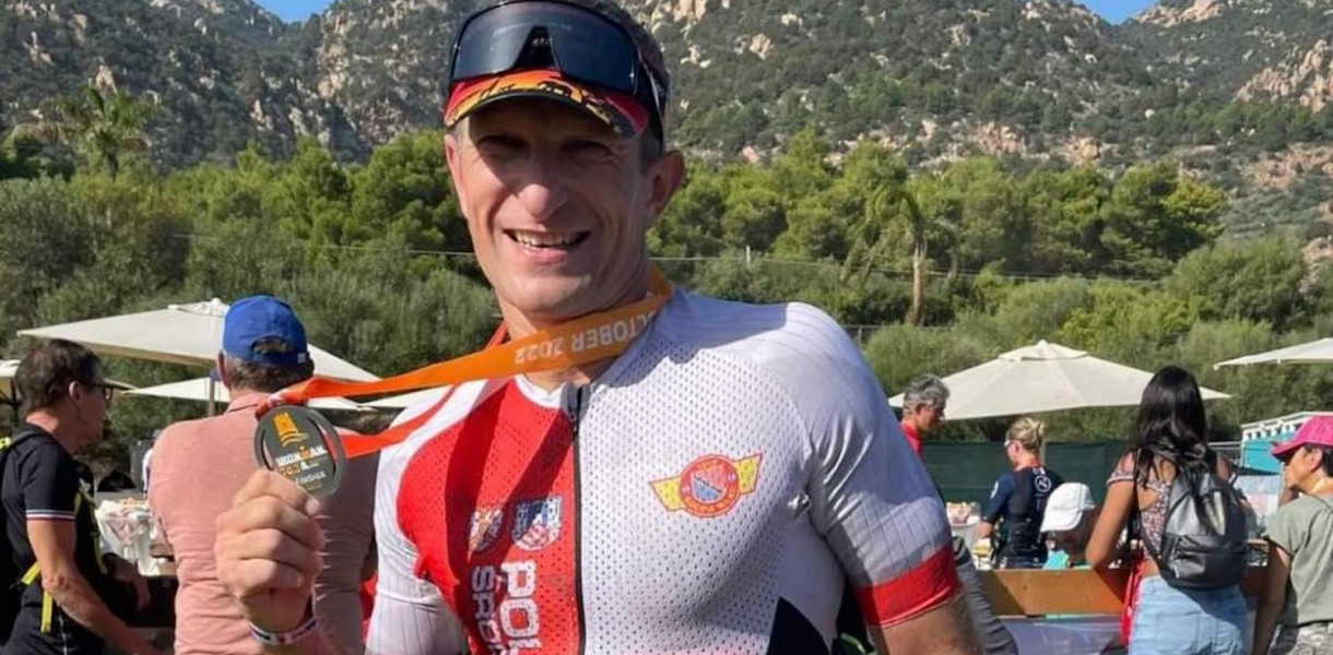 Łukasz Biskup (Polonia) na mecie Sardegna Ironman