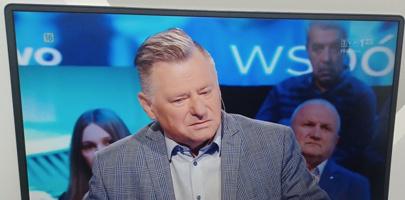 Jacek Gabała na ekranie telewizora w programie "Ocaleni"