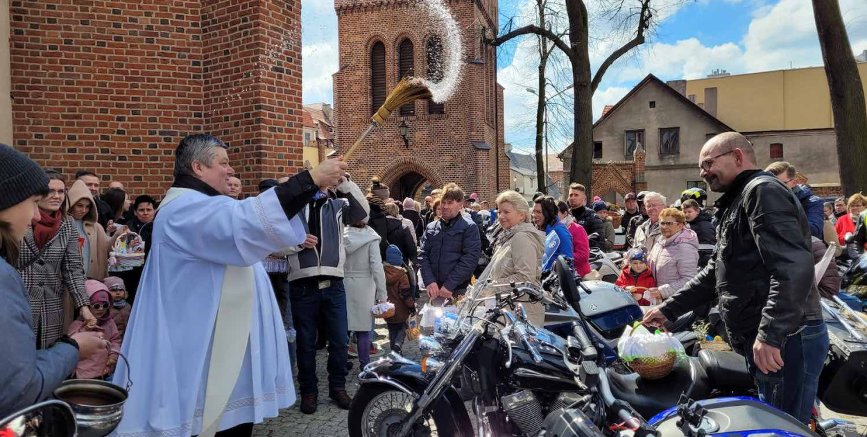 W których godzinach księża będą święcili święconki?