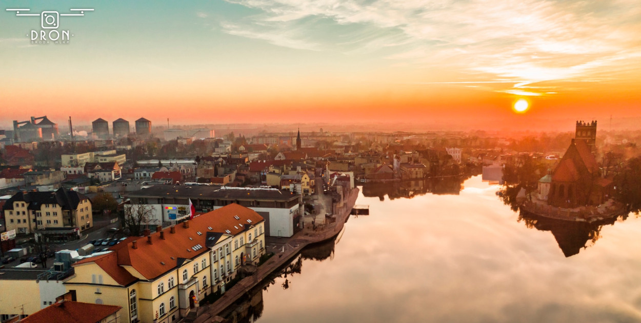 Zdjęcie Środy Wielkopolskiej po kilku sekundach działania sztucznej inteligencji Fot. DRON Środa Wlkp.