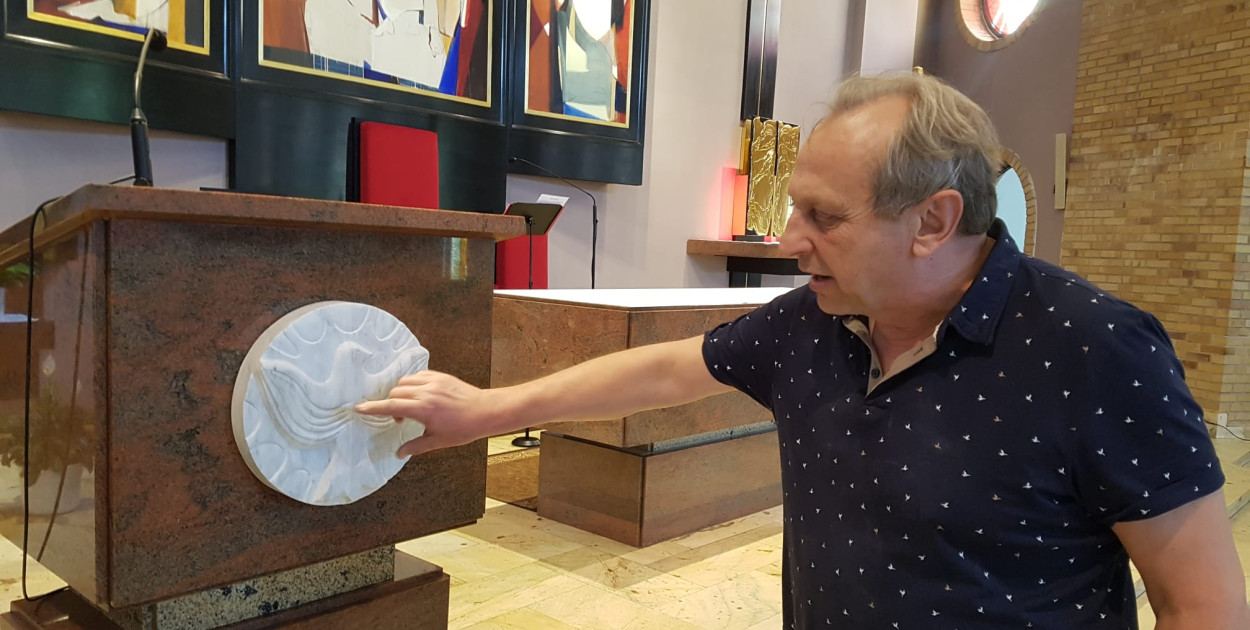 Autorem tych płaskorzeźb jest Robert Sobociński – artysta rzeźbiarz z Poznania