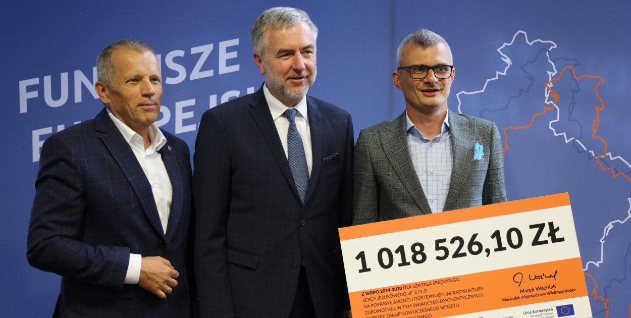 Prezes średzkiego szpitala Paweł dopierała i starosta średzki Ernest Iwańczuk na uroczystości przekazania środków przez Marszałka Województwa Wielkopolskiego Marka Woźniaka Fot. UMWW.pl