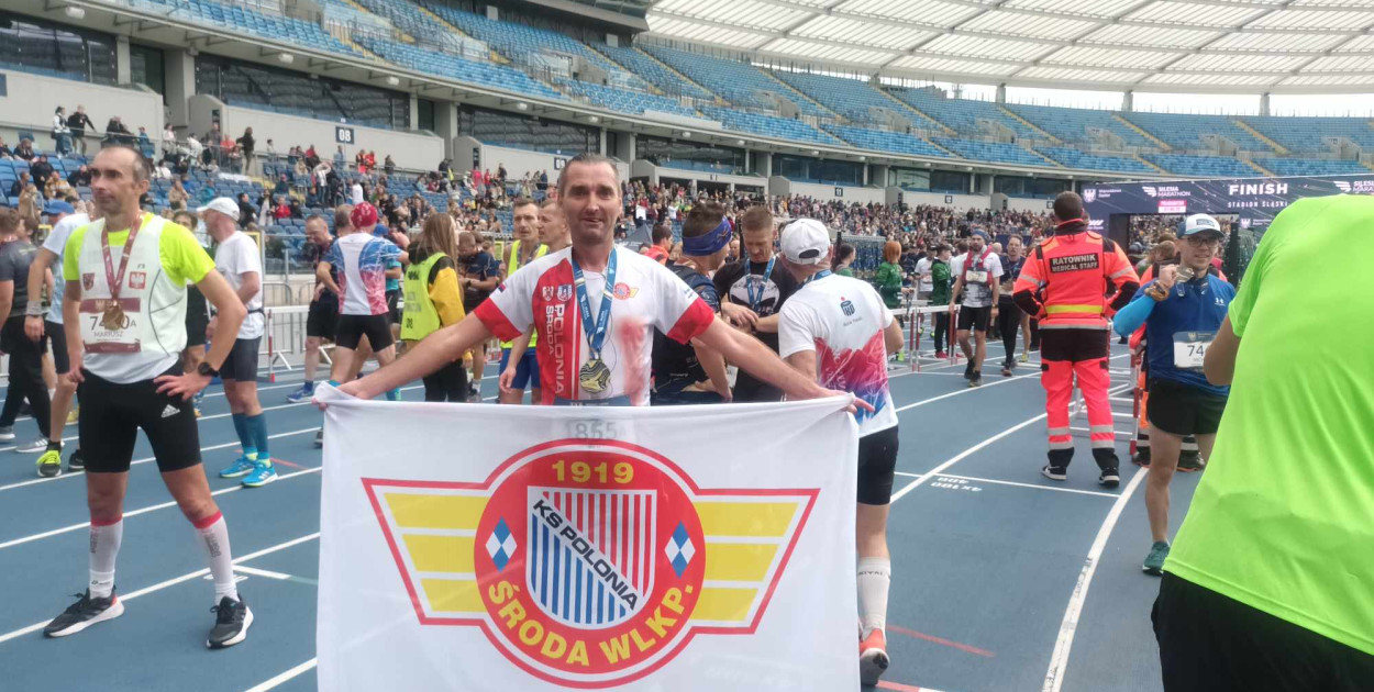 Robert Rataj (Polonia) na mecie 15 Silesia Marathonu