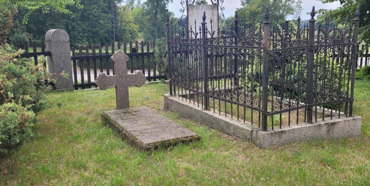 Ksiądz pochowany został na wzgórzu kościelnym