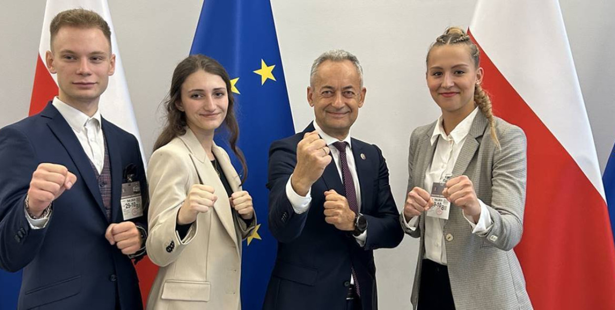 Delegacja Klubu Karate Raion została zaproszona przez Komisję ds. Sportu do Senatu, gdzie rozmawiano o uprawianiu karate