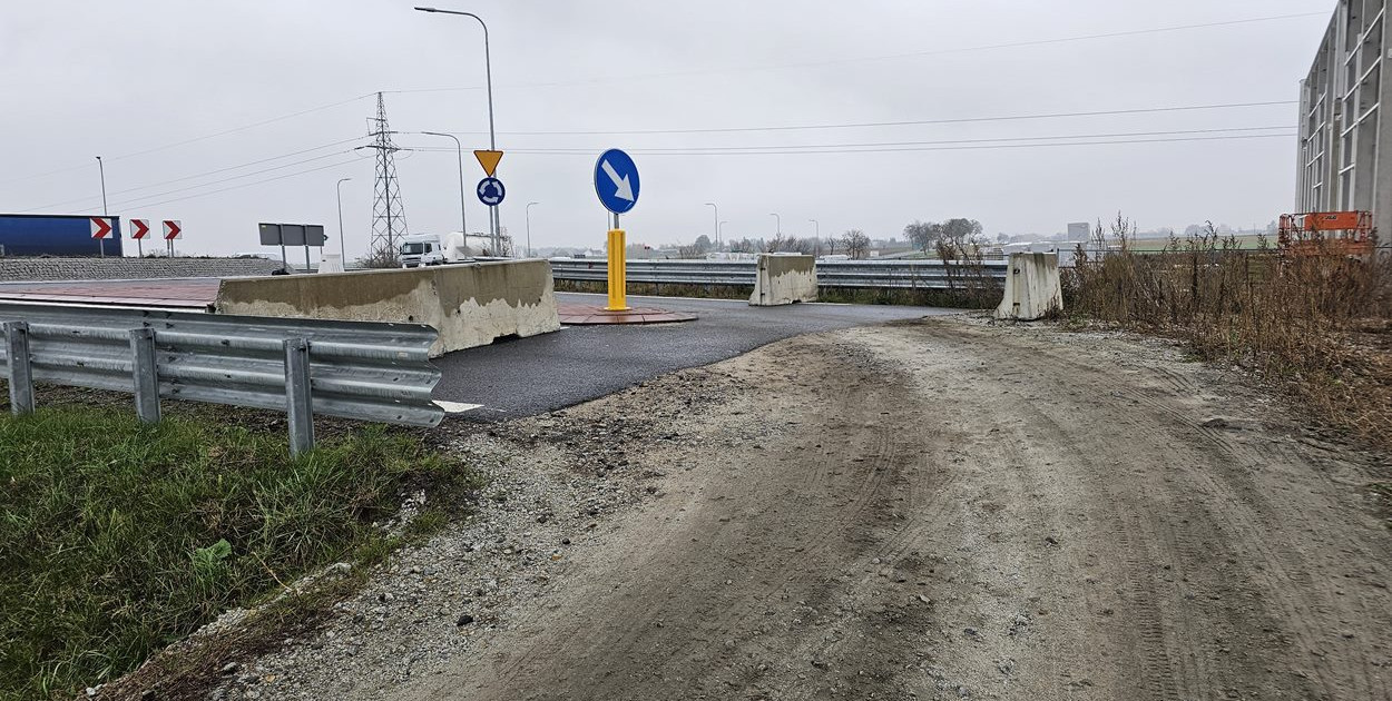 Zamknięty wjazd na rondo na DK11