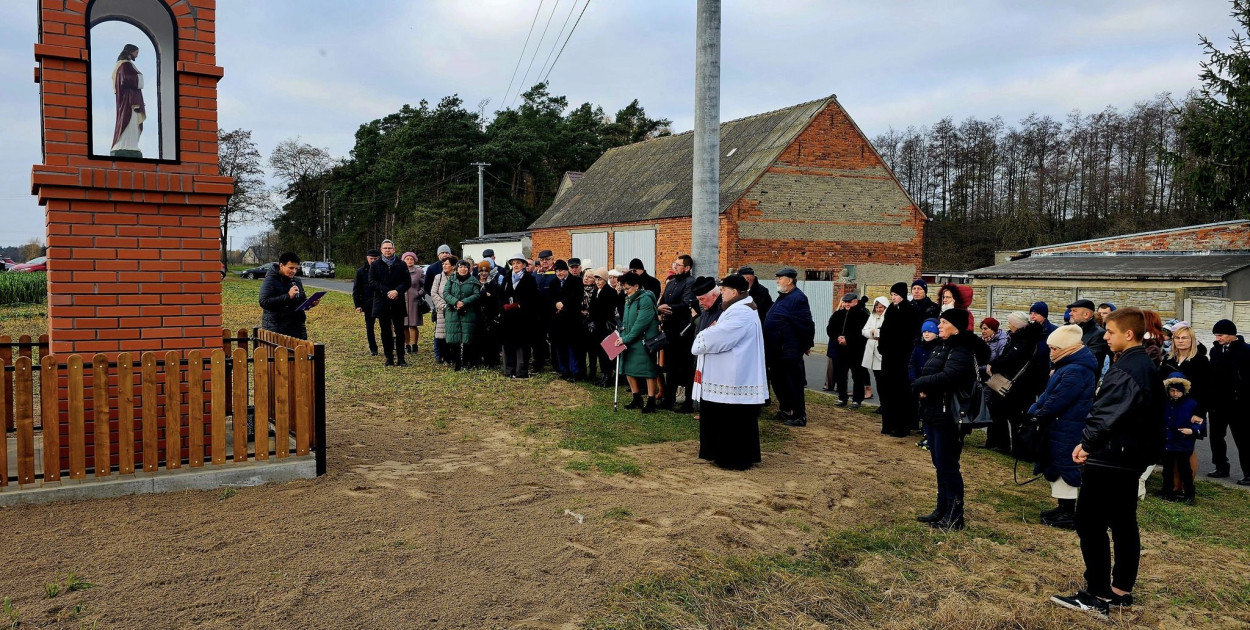 Oficjalnie odsłonięcie odbudowanej kapliczki Fot. Parafia Narodzenia Najświętszej Maryi Panny w Kolniczkach