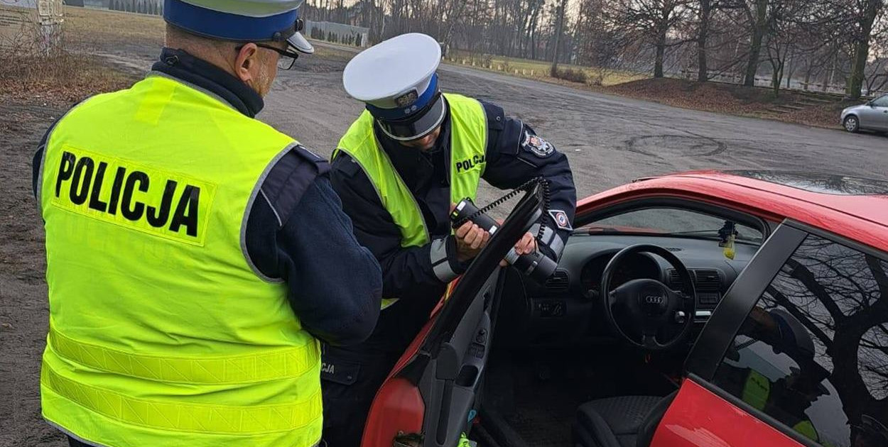 Średzcy funkcjonariusze kontrolują przepuszczalność szyb. Fot. KPP w Środzie