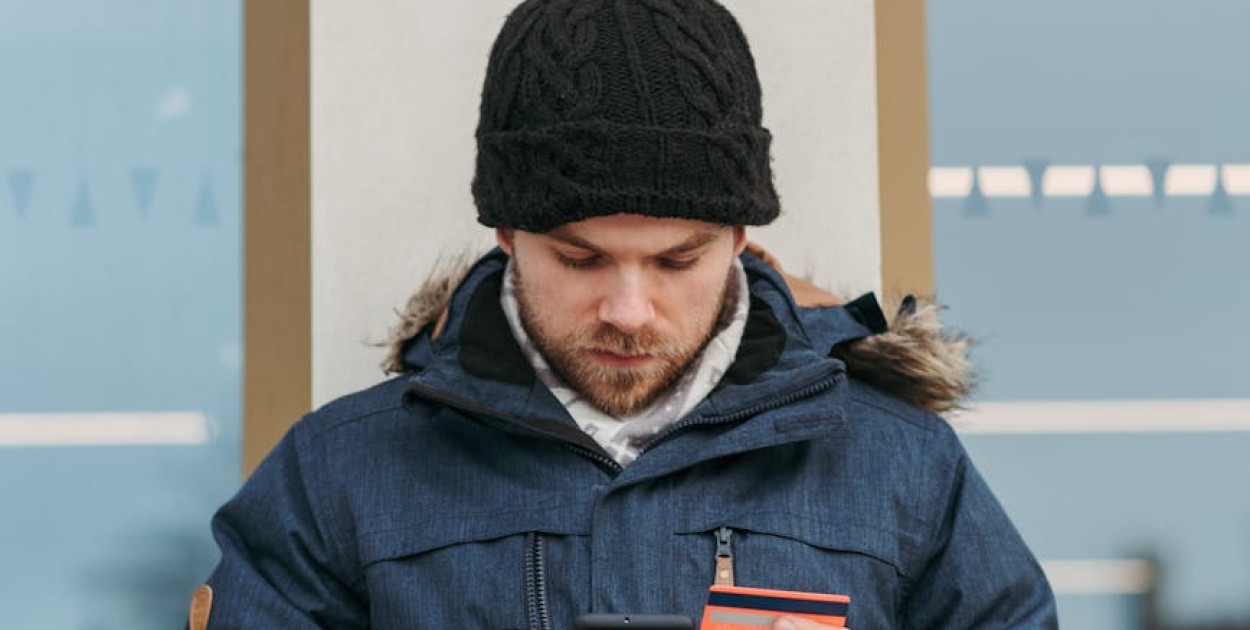 BLIK jest dostępny dla klientów kilkunastu banków. Źródło: pexels.com Licencja: https://www.pexels.com/photo-license/