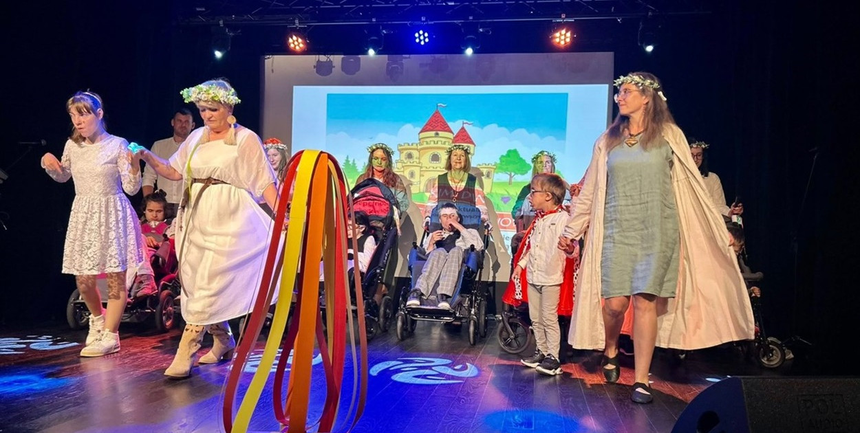 Artyści z OREW na gnieźnieńskiej scenie Fot. Ośrodek Rewalidacyjno Edukacyjno Wychowawczego Zielona Wyspa