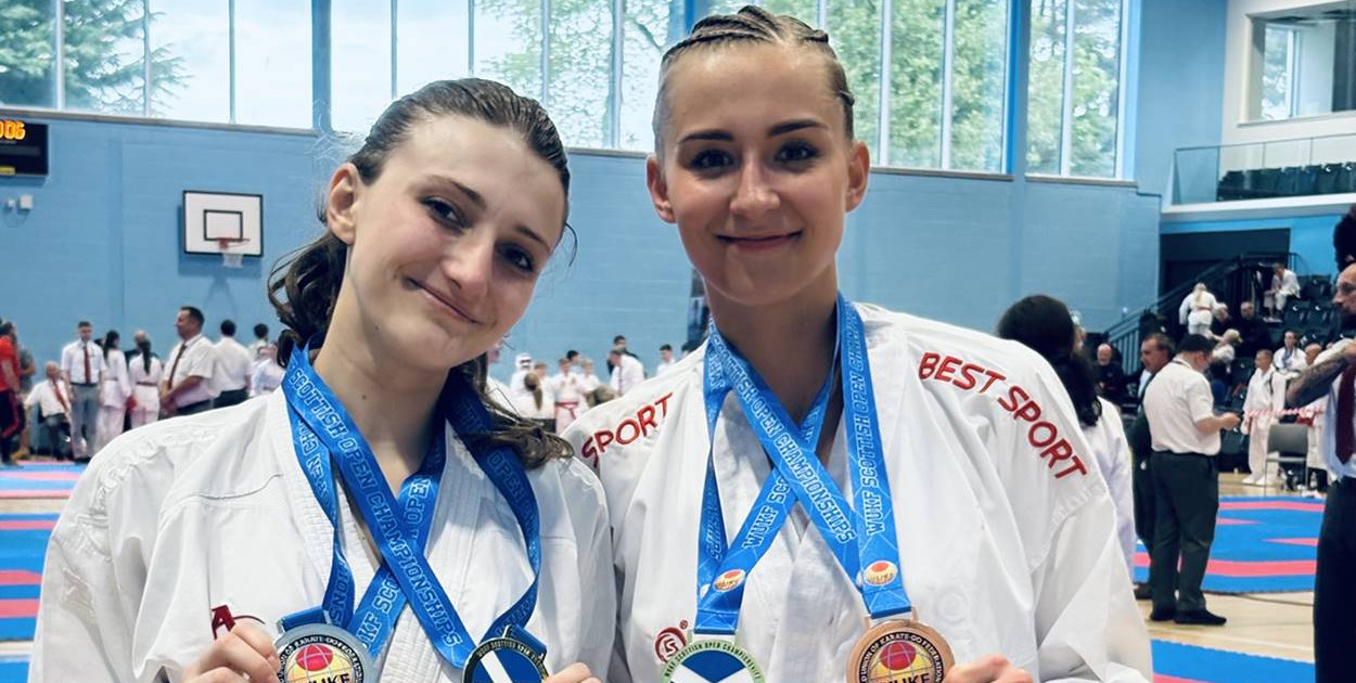 Aleksandra Zgórecka i Maria Kowalewska prezentujące swoje medale