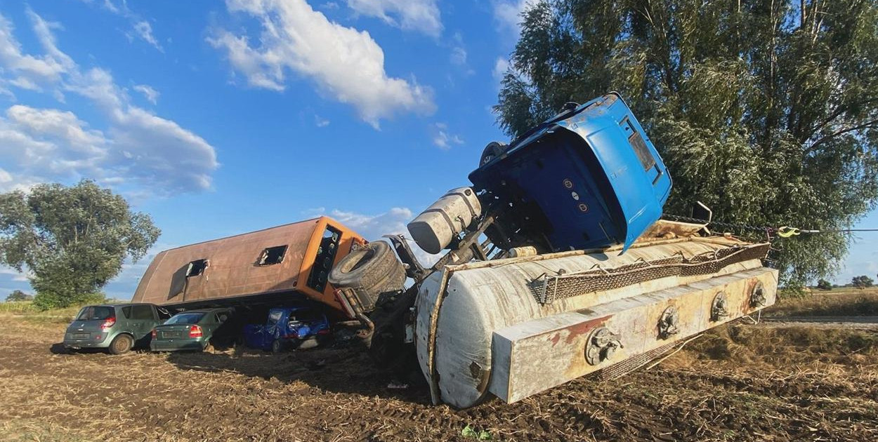 Wypadek z udziałem cysterny, autobusu i trzech samochodów osobowych Fot. OSP Węglewo