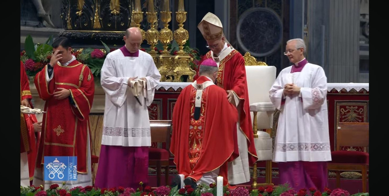 Papież Leon XIV nałożył paliusz na arcybiskupa Zbigniewa Zielińskiego  Fot. Vatican Media 