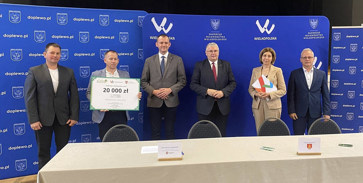 Moment przekazania czeku Fot. Sołectwo Garby