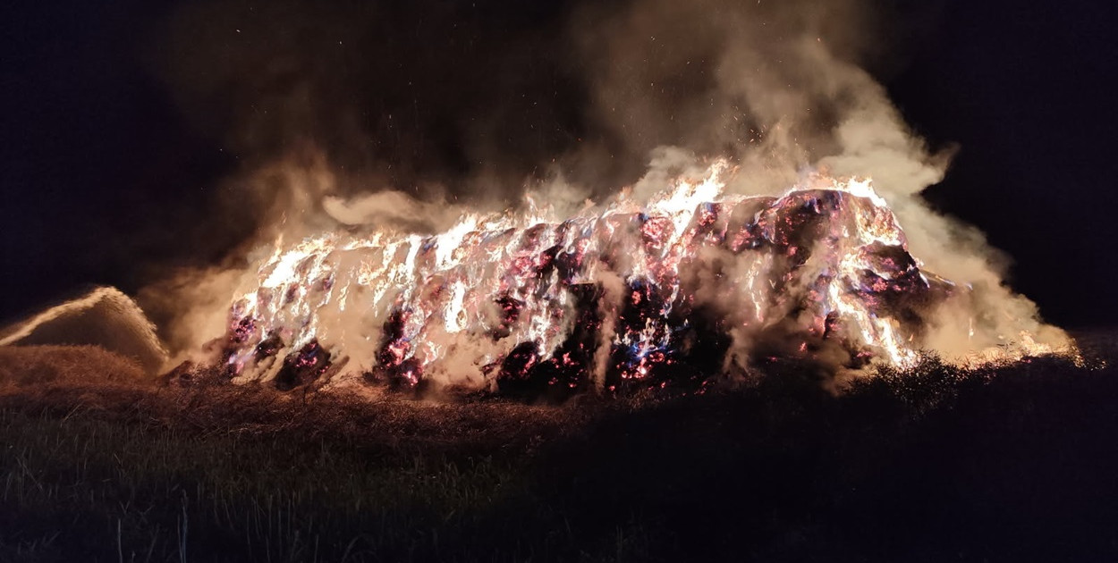 Pożar stogu przy drodze Klęka-Wolica Nowa. Fot. Czytelnik