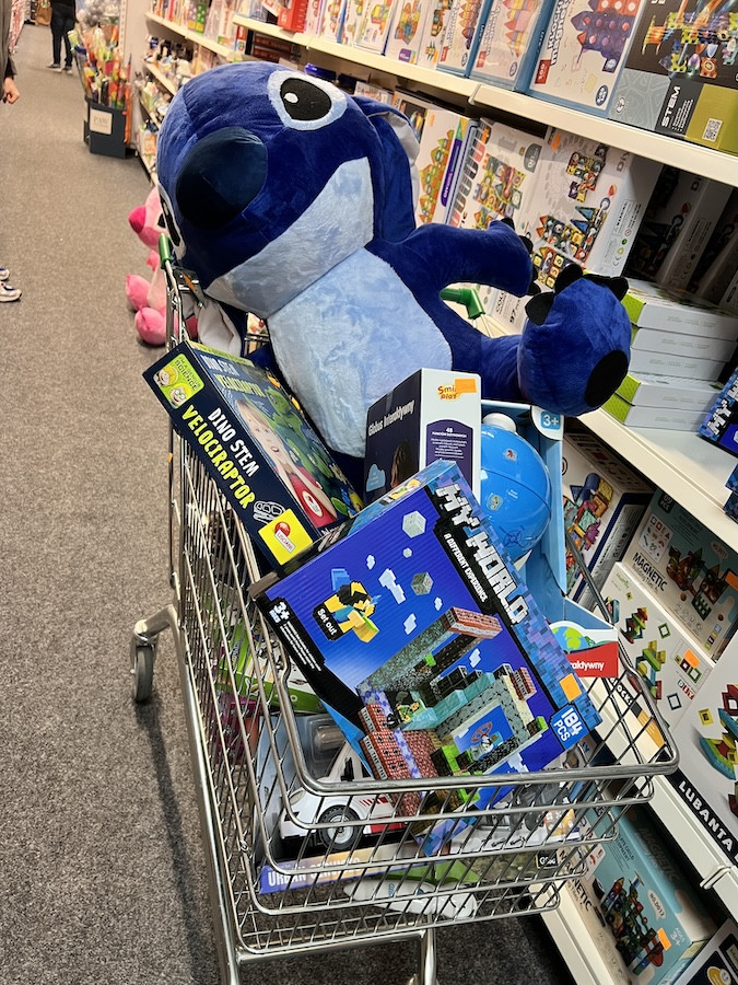 Nie musisz tracić godzin na czytanie opinii w Internecie – wystarczy zapytać obsługę, która z życzliwością i fachową wiedzą pomoże wybrać prezent!