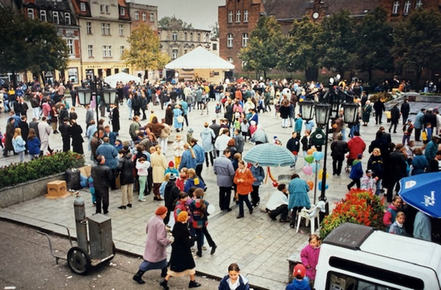 Festyn wyborczy Komitetu Wyborczego Nasza Środa na Starym Rynku – 4.10.1998 r. Fot. Henryk Łukaszewski