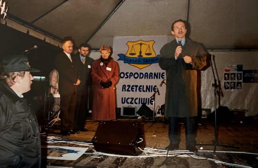 Festyn wyborczy Komitetu Wyborczego Nasza Środa na Starym Rynku – 4.10.1998 r. Od prawej: Maciej Musiał, Wojewoda Poznański, kandydaci Naszej Środy Małgorzata Kizer, Paweł Szymczak i Paweł Łukaszewski Fot. Henryk Łukaszewski