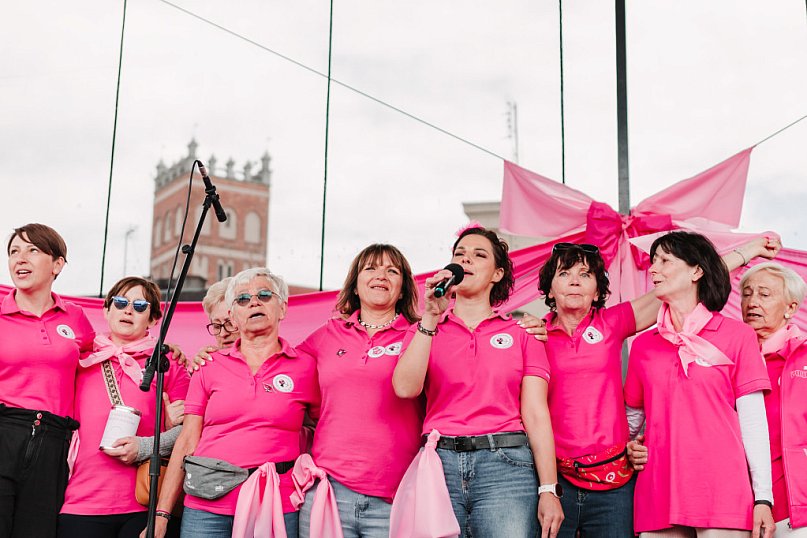 W Środzie ustanowiono rekord Polski w samobadaniu piersi