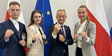 Medaliści Klubu Karate Raion na spotkaniu z Komisją ds. Sportu w Senacie-18168