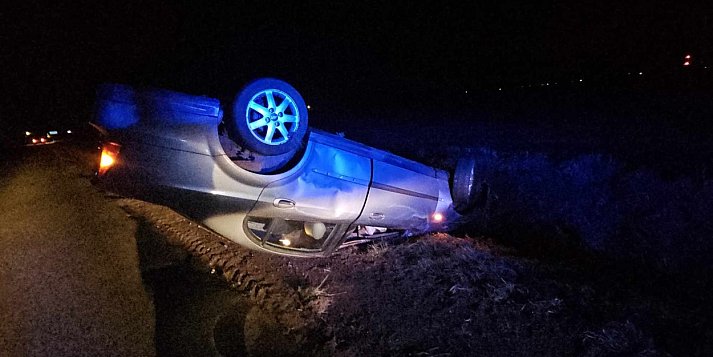 Dachowanie pojazdu. Kierowca oddalił się z miejsca zdarzenia