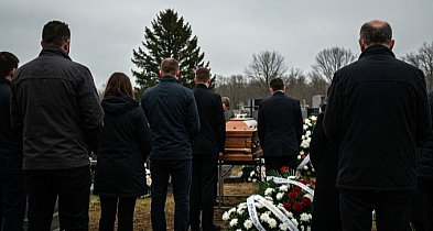 Parafianie organizują wyjazd na pogrzeb proboszcza-21132