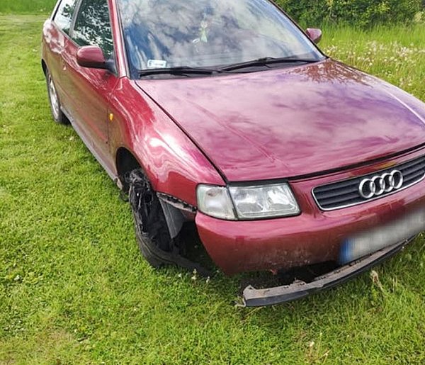 Kierowca audi uszkodził samochód podczas pościgu. Próbował uciec pieszo-21212