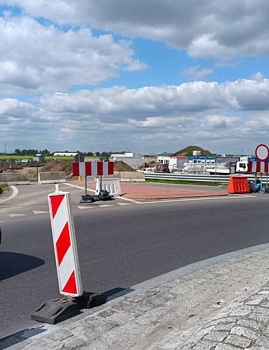Budują drogę zjazdową z trasy katowickiej-21357