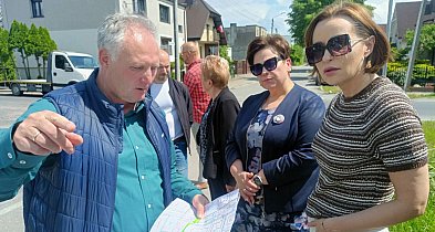 Wizja lokalna w terenie. Jest plan na budowę nowego chodnika-21526