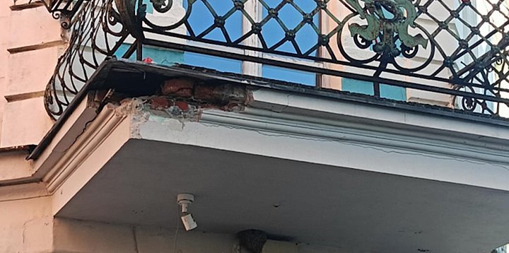 W każdej chwili znów coś może się oderwać-22234