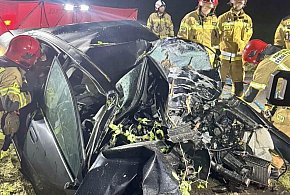 Przód samochodu całkowicie zmiażdżony. Nie żyje kierowca-22433