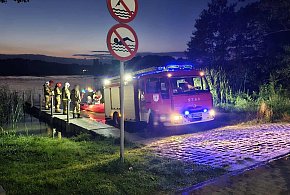 Wieczorna akcja strażaków na Jeziorze Raczyńskim-23161