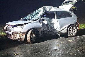 W Olszewie kierujący hondą uderzył w drzewo-23230