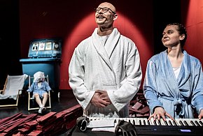 Bez patosu, za to z artystyczną wnikliwością. - 23546