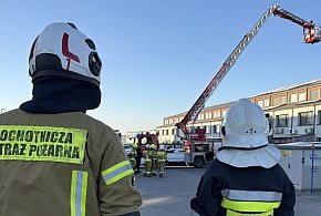 Osiem zastępów straży - zgłoszenie o pożarze szeregowca-24190