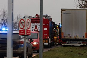 Strażacy musieli wybić szybę w ciągniku siodłowym-24316