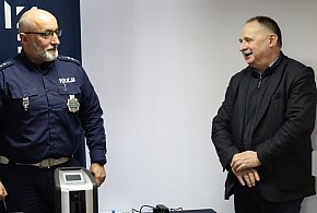 Dwa radiowozy i urządzenie, które wykryje 8 niedozwolonych substancji