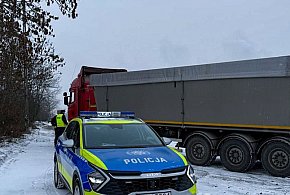Z naczepy spadły odłamki lodu. Mandat dla kierowcy