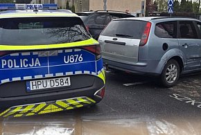 Kierował bez uprawnień. Przez okno wyrzucił woreczek strunowy