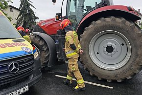 Zderzenie osobówki z ciągnikiem rolniczym. Dwie osoby poszkodowane