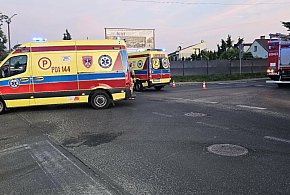 Pasażerka przeleciała nad maską samochodu