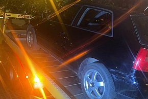 Nietrzeźwy kierował Audi. Nie miał prawa jazdy i włączonych świateł
