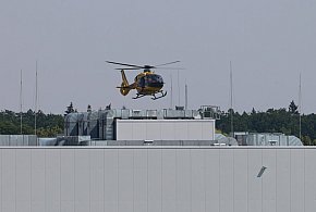 Wypadek przy pracy. Wezwano ratowników wysokościowych i śmigłowiec LPR