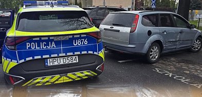 Kierował bez uprawnień. Przez okno wyrzucił woreczek strunowy