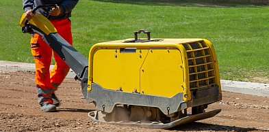 Kiedy tania zagęszczarka wychodzi najdrożej? Praktyka z placu budowy