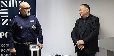 Dwa radiowozy i urządzenie, które wykryje 8 niedozwolonych substancji