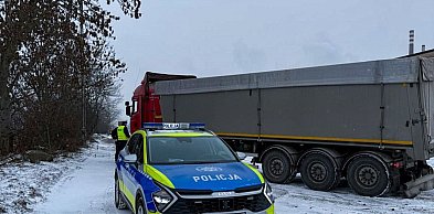 Z naczepy spadły odłamki lodu. Mandat dla kierowcy