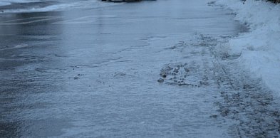 Gołoledź na drogach. Szkoły odwołują zajęcia lekcyjne