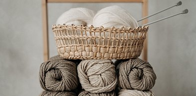 Jak wybrać odpowiednią włóczkę do projektu – praktyczny poradnik